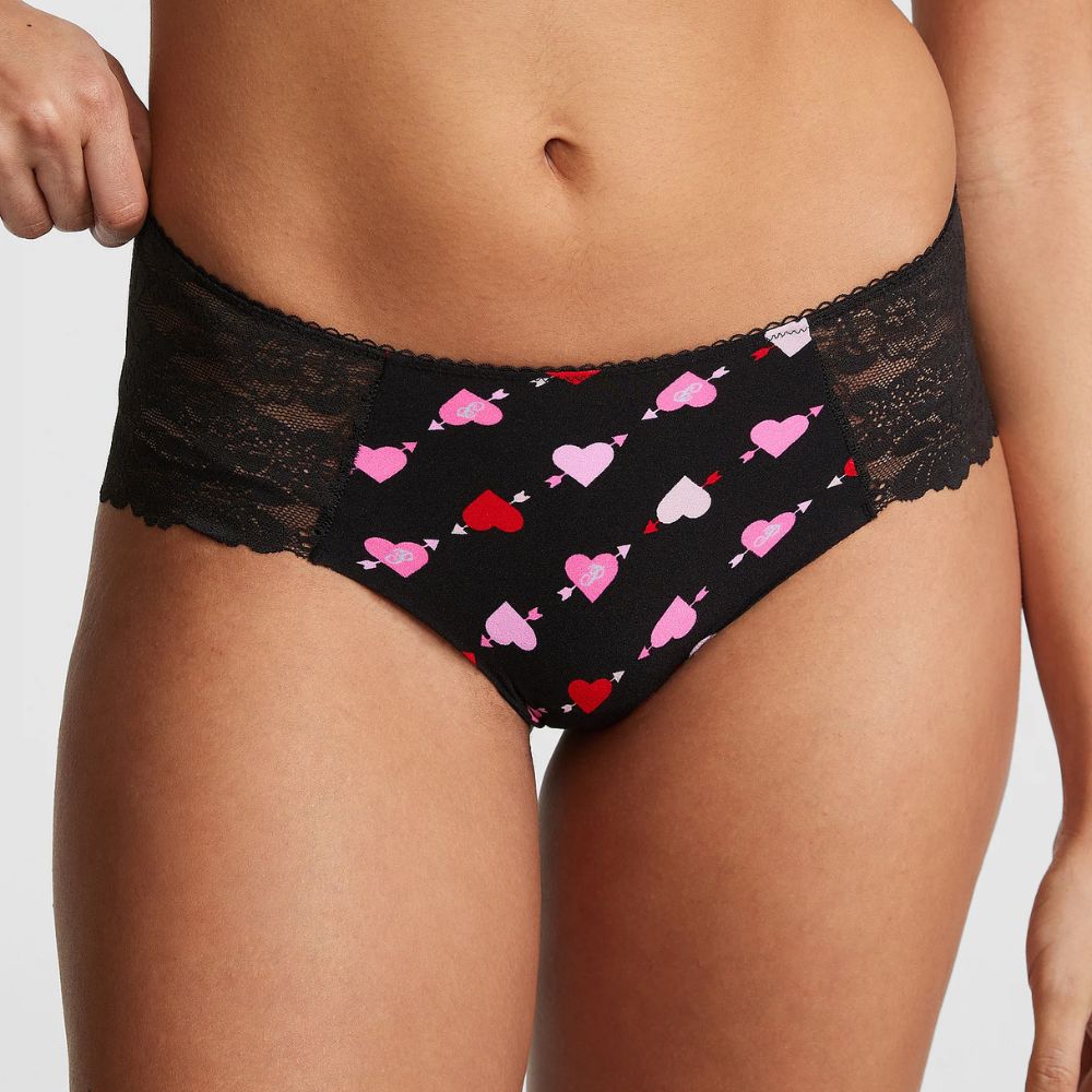 Panti PINK Cheeky Invisible Ribete de Encaje Negro con Corazones 11241539 69BS