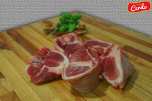 Carne de cerdo para chicharrón en una tabla para cortar carne